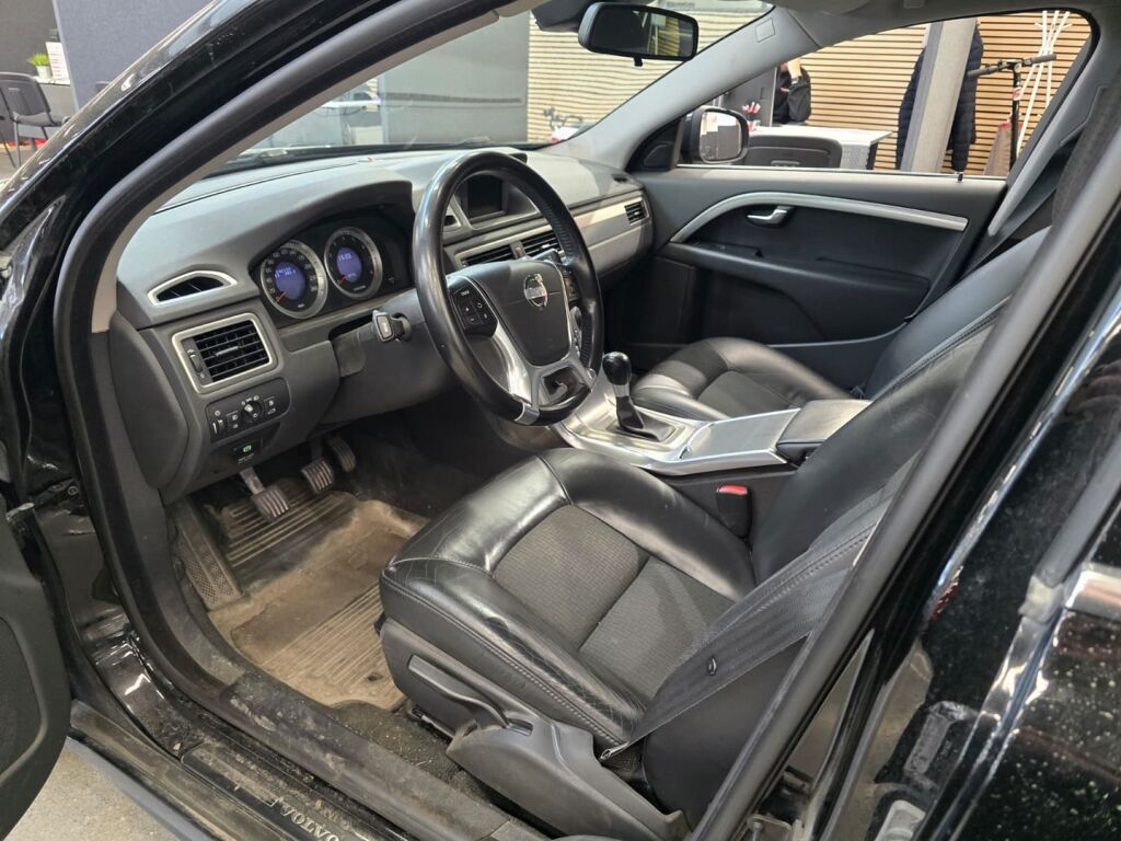 Volvo V70 2011 Musta