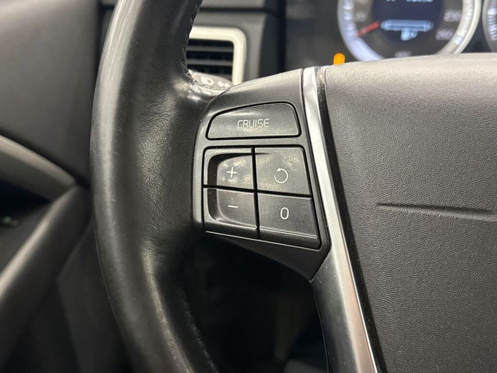 Volvo V70 2011 Musta