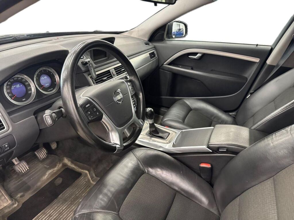 Volvo V70 2011 Musta