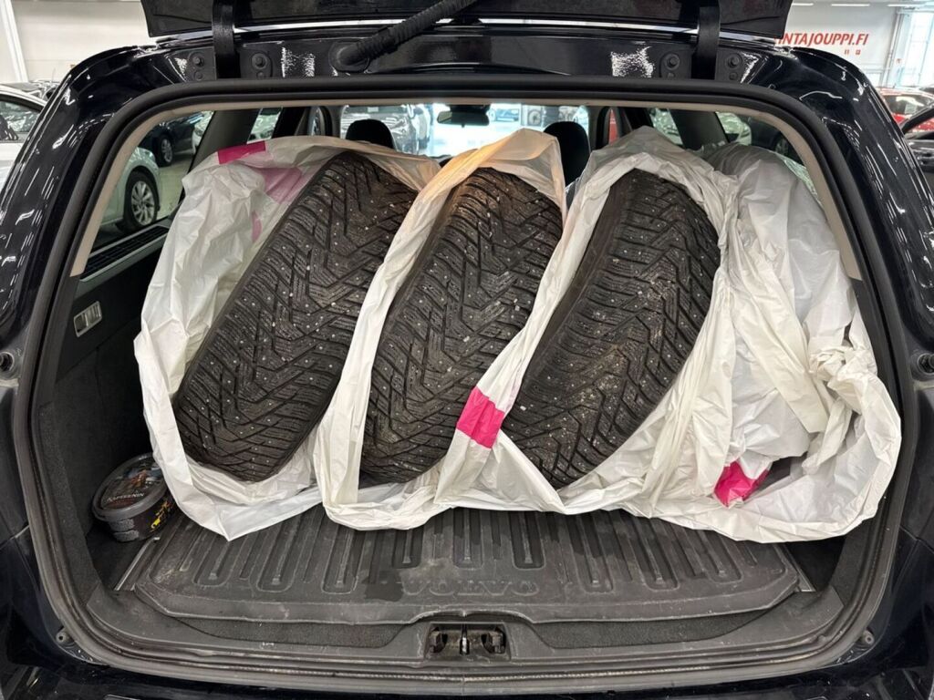 Volvo V70 2011 Musta