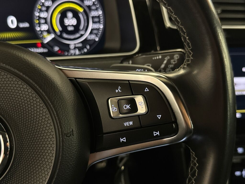 Volkswagen Golf 2019 Keltainen