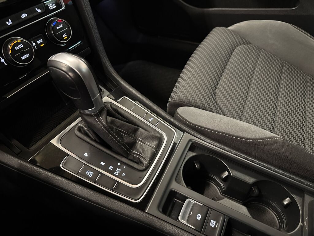 Volkswagen Golf 2019 Keltainen