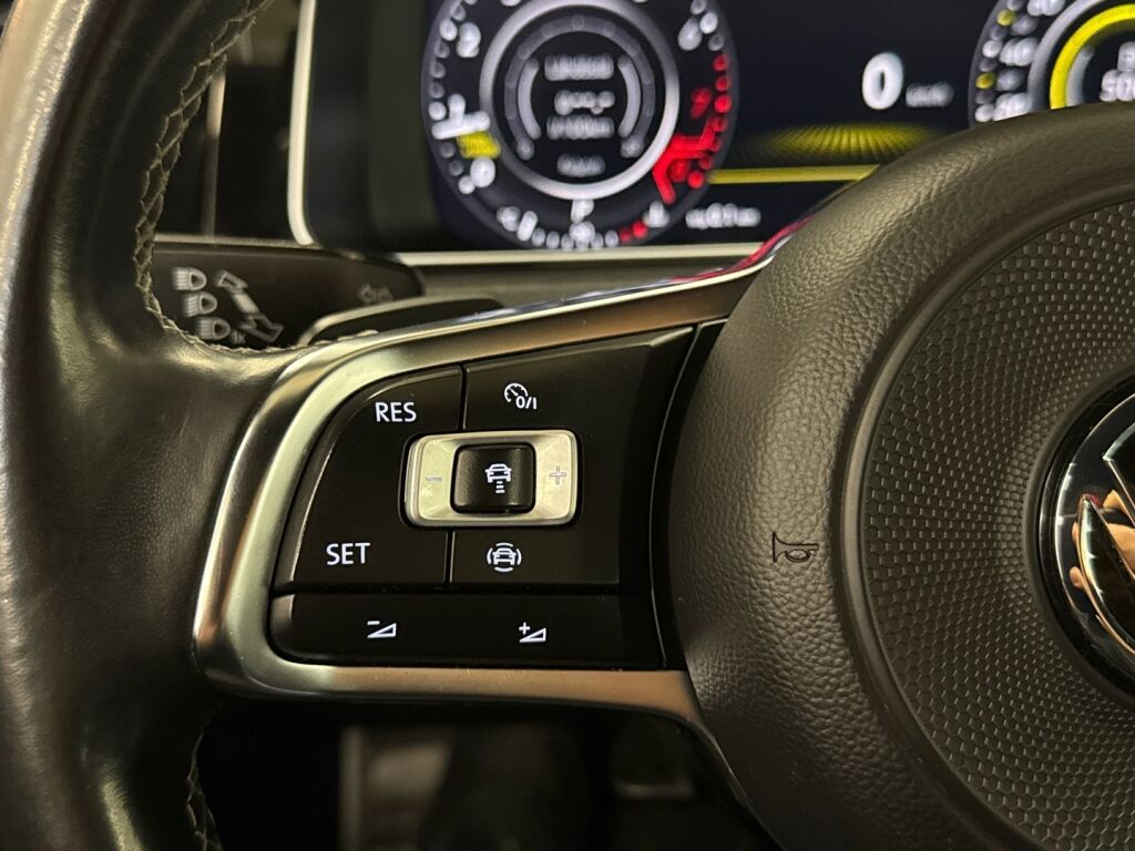 Volkswagen Golf 2019 Keltainen