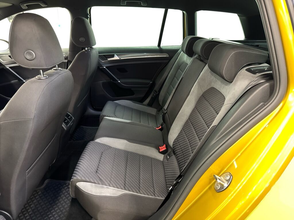 Volkswagen Golf 2019 Keltainen