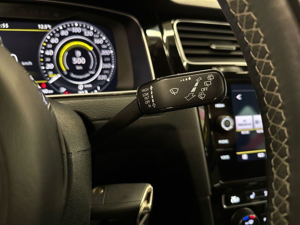 Volkswagen Golf 2019 Keltainen