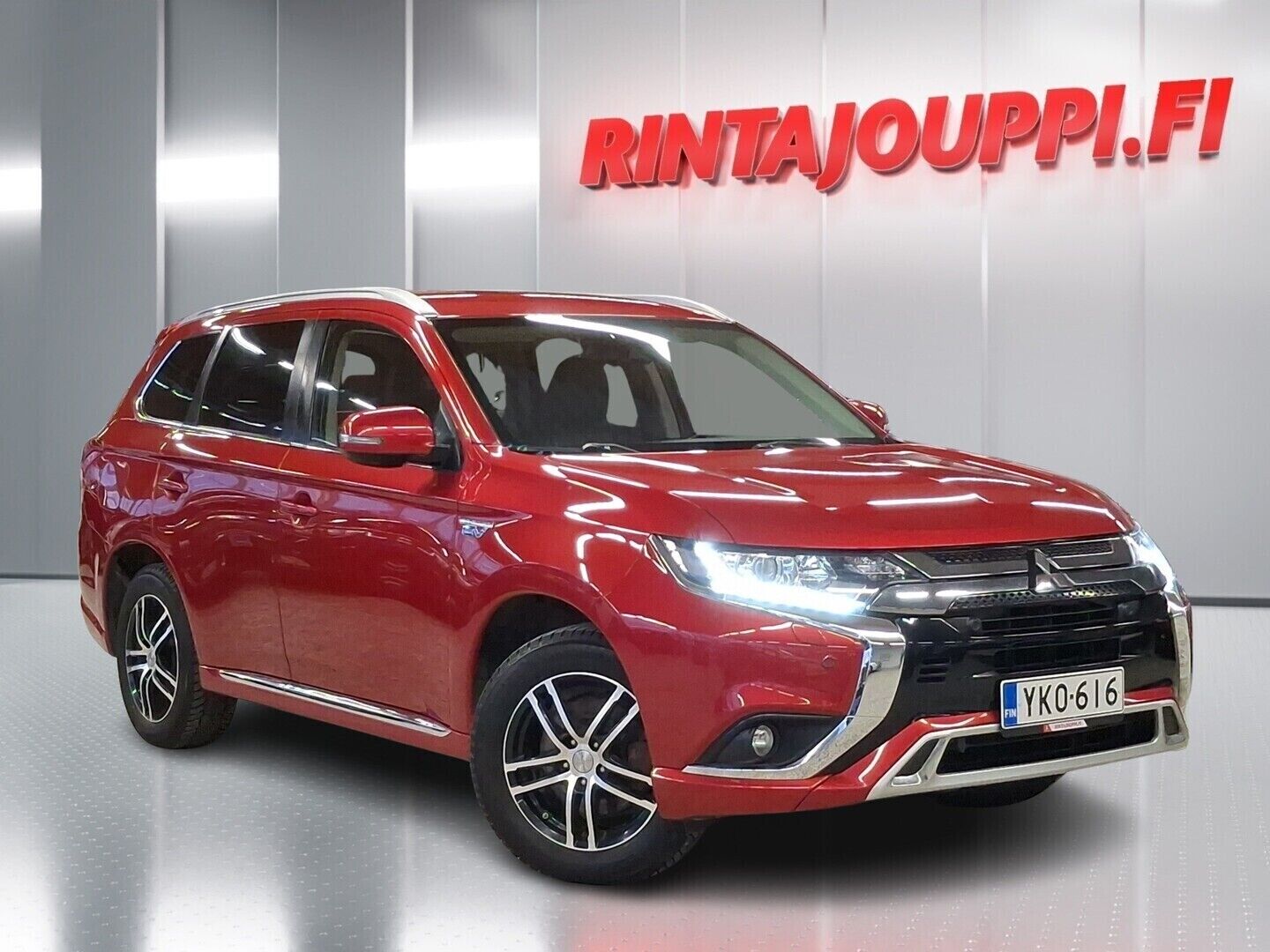 Punainen Mitsubishi Outlander PHEV