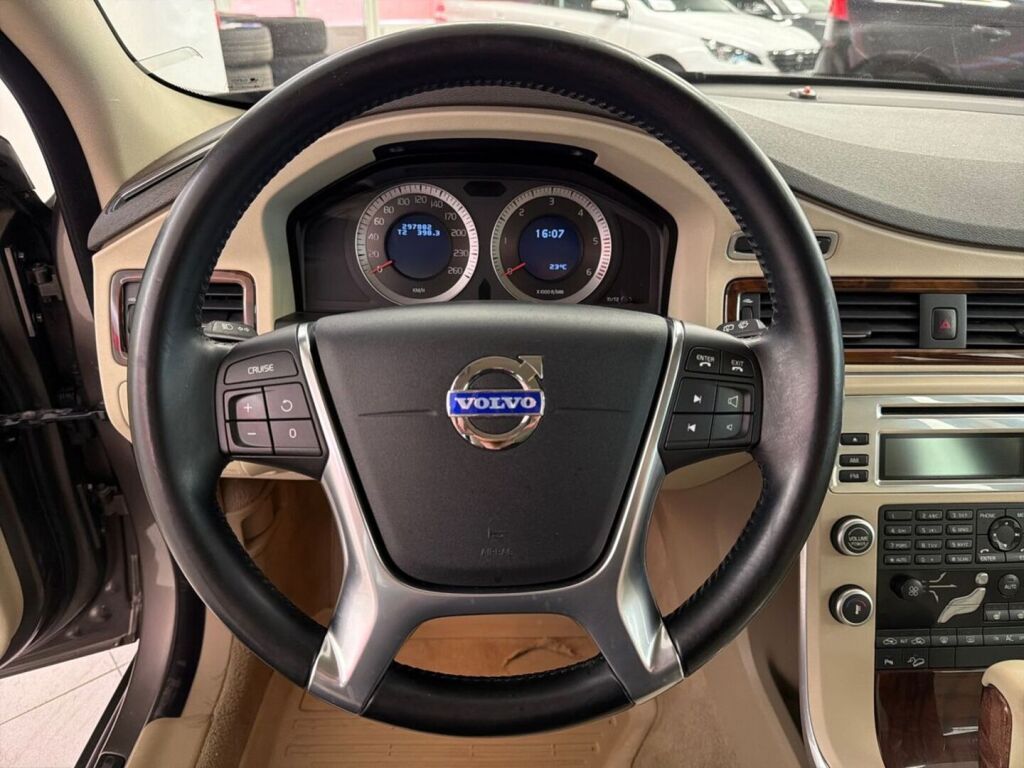 Volvo XC70 2010 Ruskea (beige)