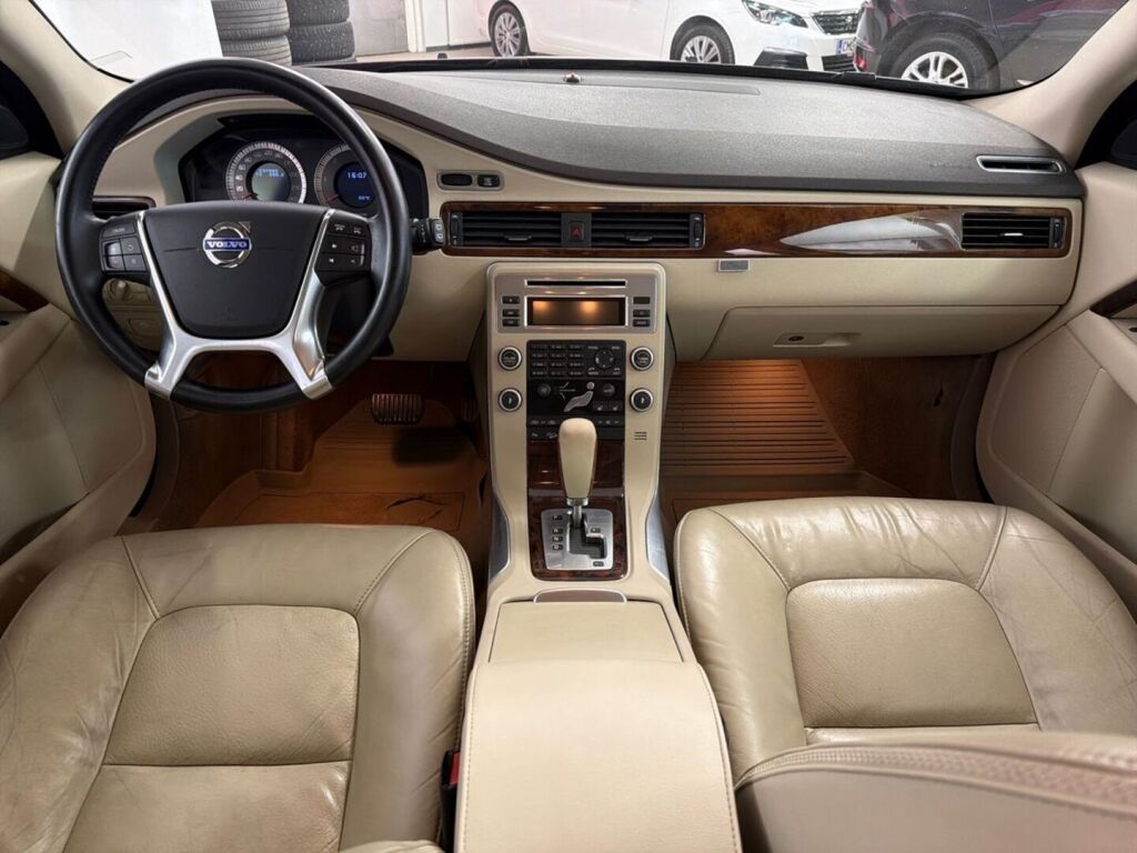 Volvo XC70 2010 Ruskea (beige)