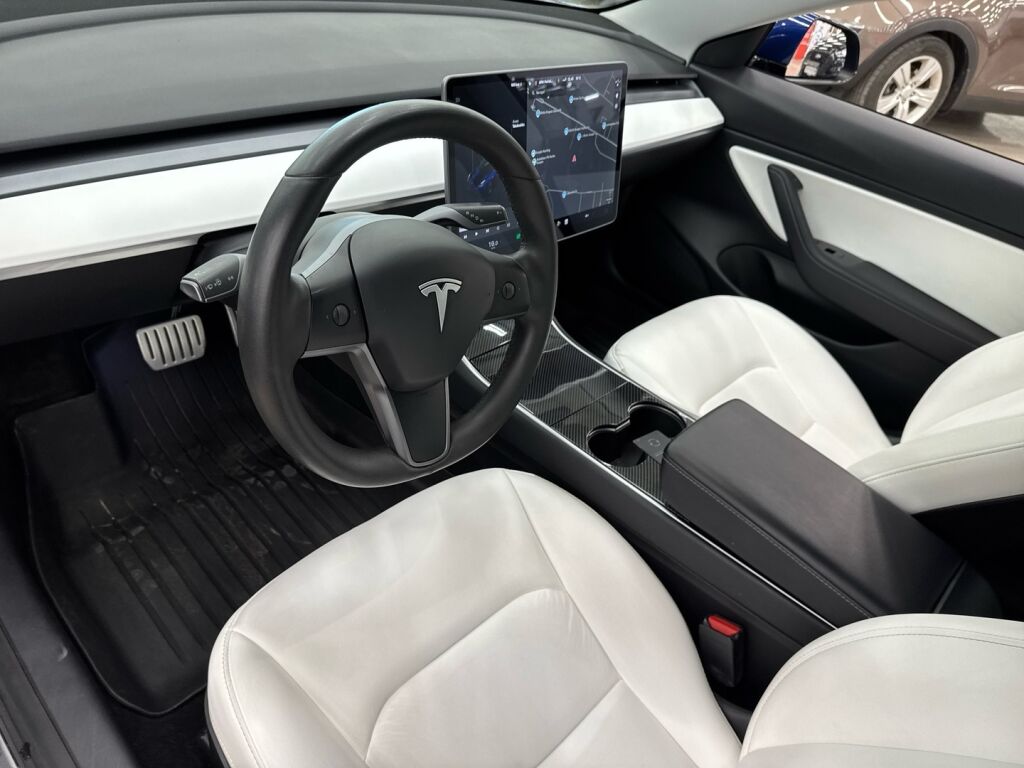Tesla Model 3 2020 Sininen