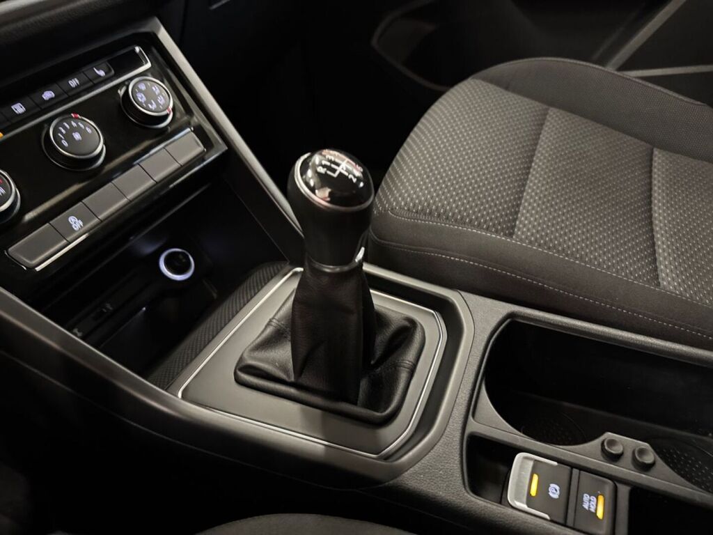 Volkswagen Touran 2015 Valkoinen