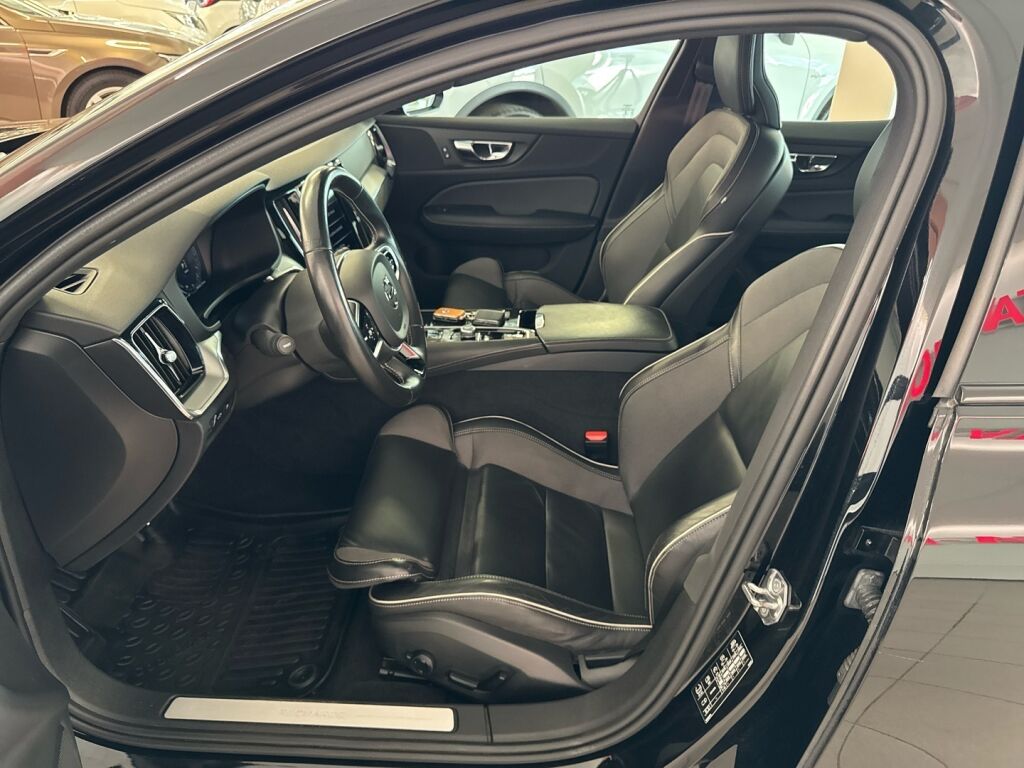 Volvo S60 2021 Musta