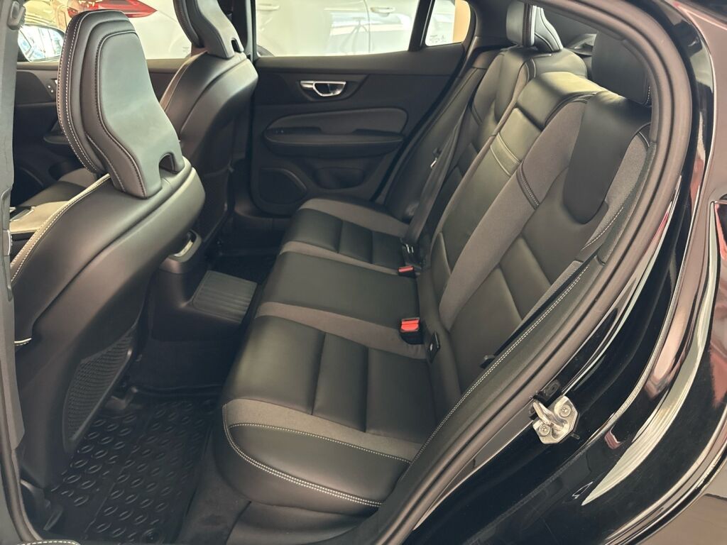 Volvo S60 2021 Musta