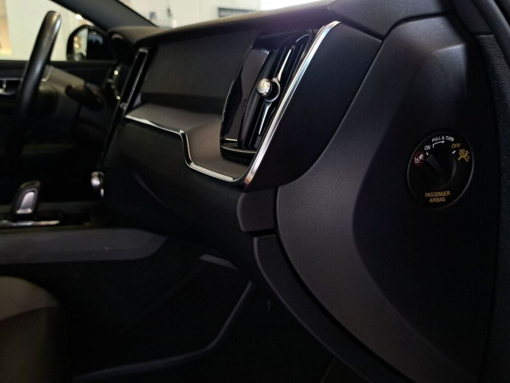 Volvo S60 2021 Punainen