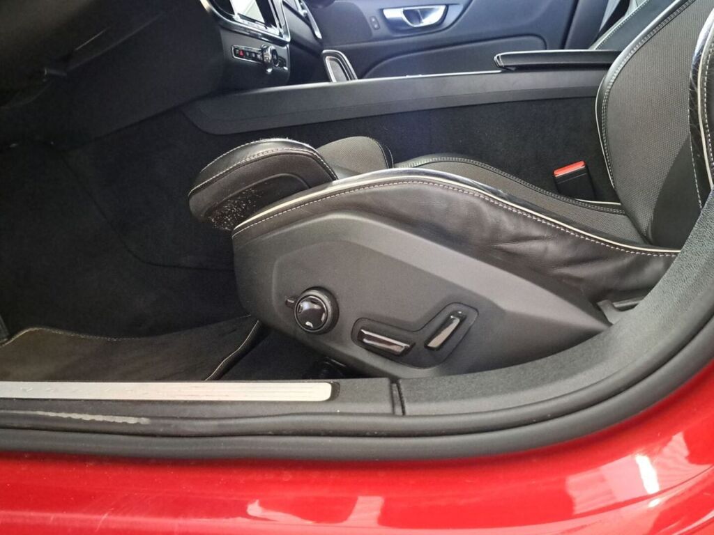 Volvo S60 2021 Punainen