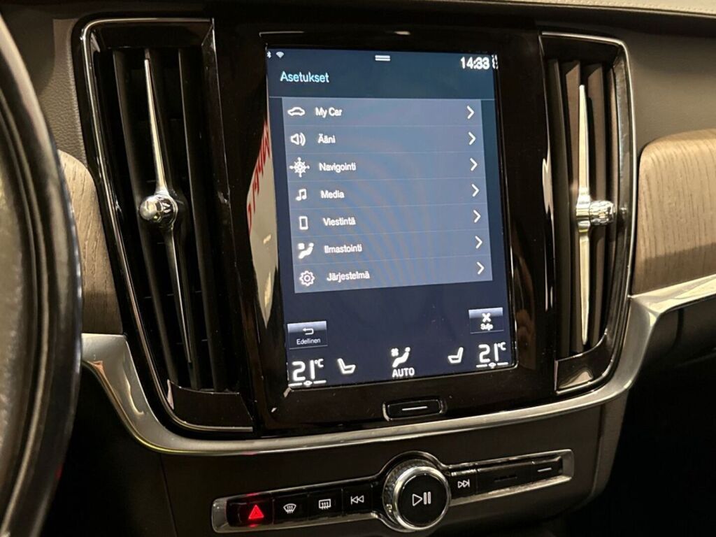 Volvo V90 2021 Musta