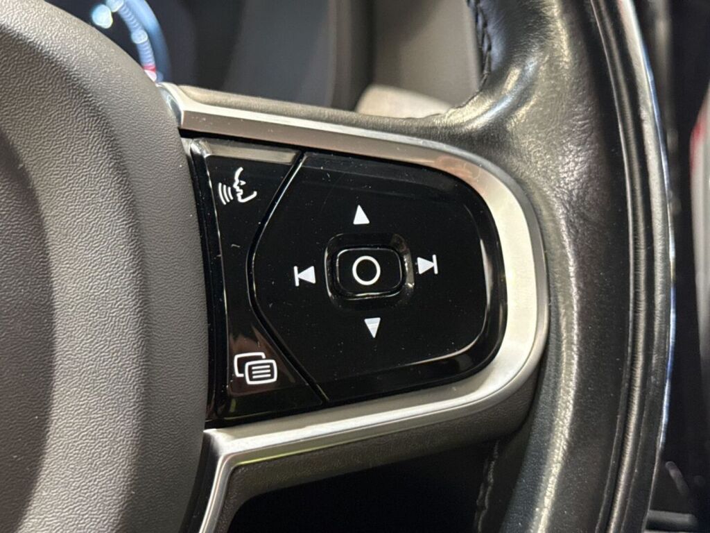 Volvo V90 2021 Musta
