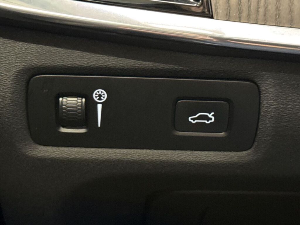 Volvo V90 2021 Musta