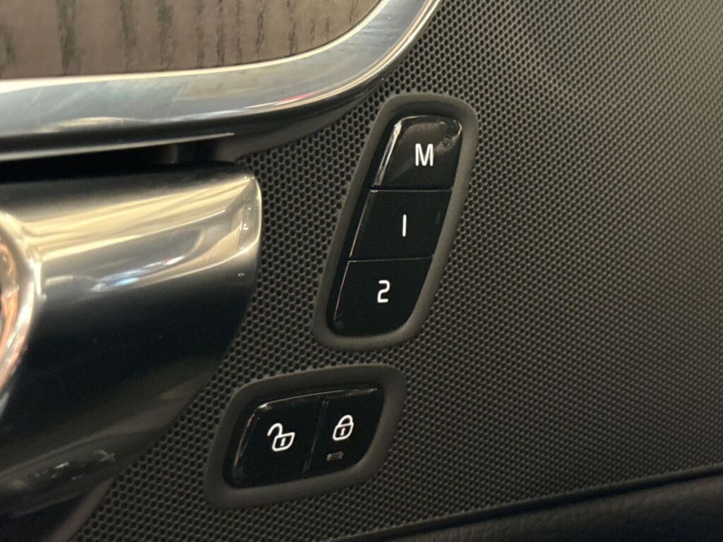 Volvo V90 2021 Musta