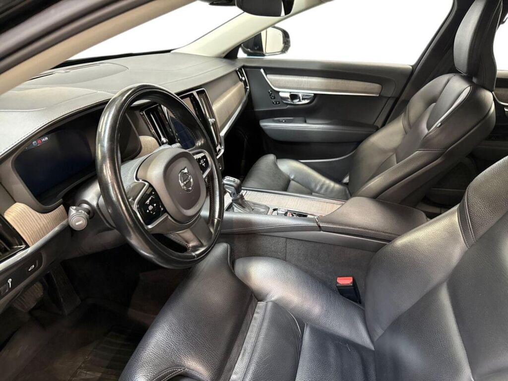 Volvo V90 2021 Musta