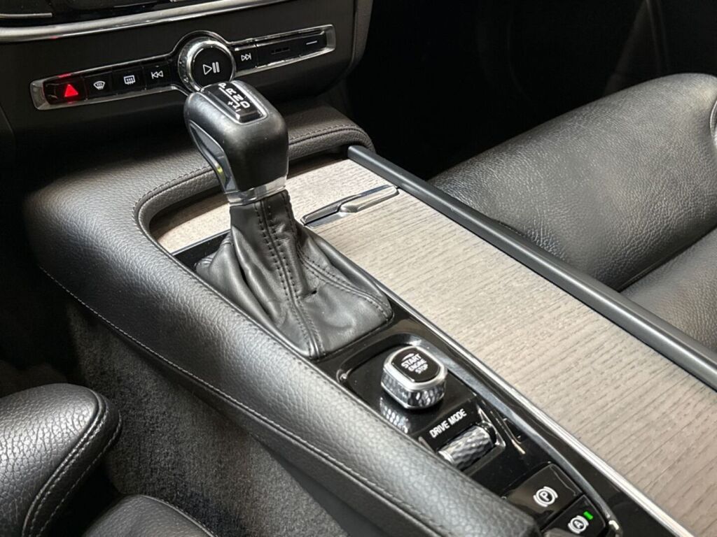 Volvo V90 2021 Musta