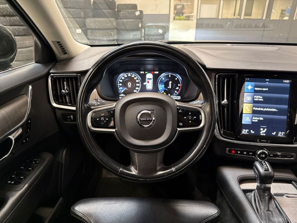 Volvo V90 2021 Musta