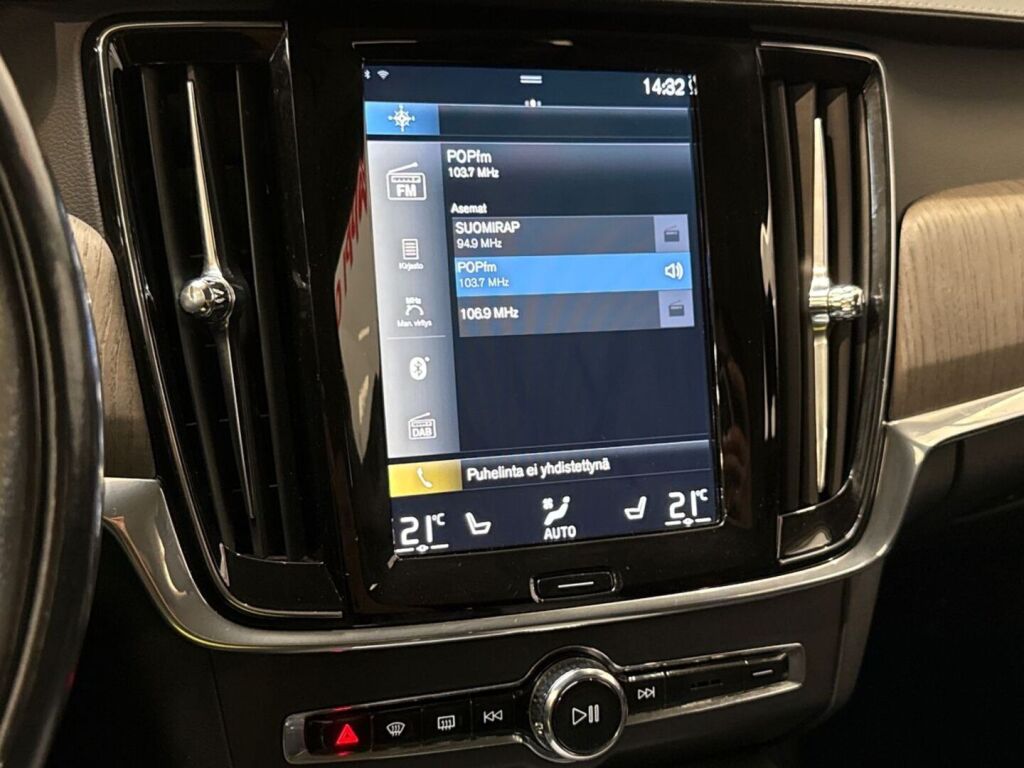 Volvo V90 2021 Musta