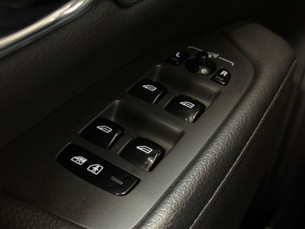 Volvo V90 2021 Musta