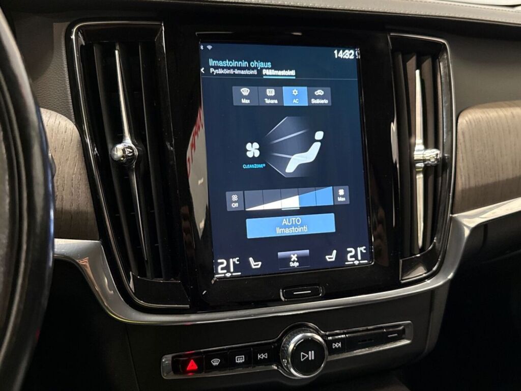 Volvo V90 2021 Musta