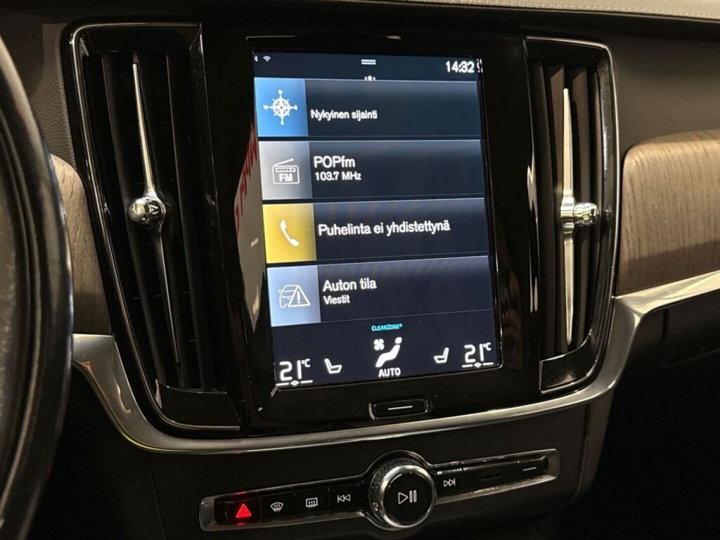 Volvo V90 2021 Musta