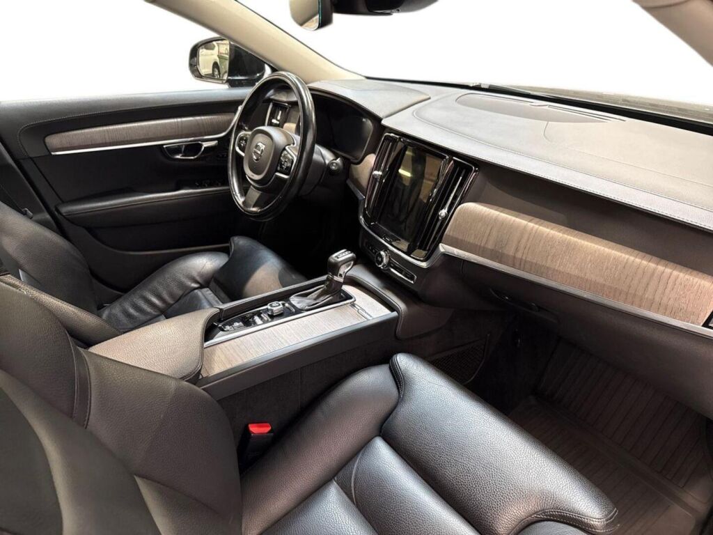 Volvo V90 2021 Musta