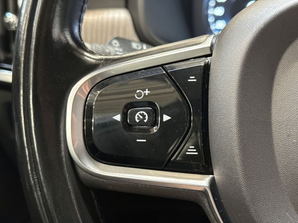 Volvo V90 2021 Musta