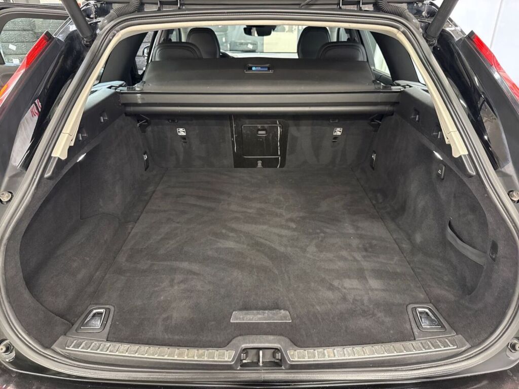 Volvo V90 2021 Musta