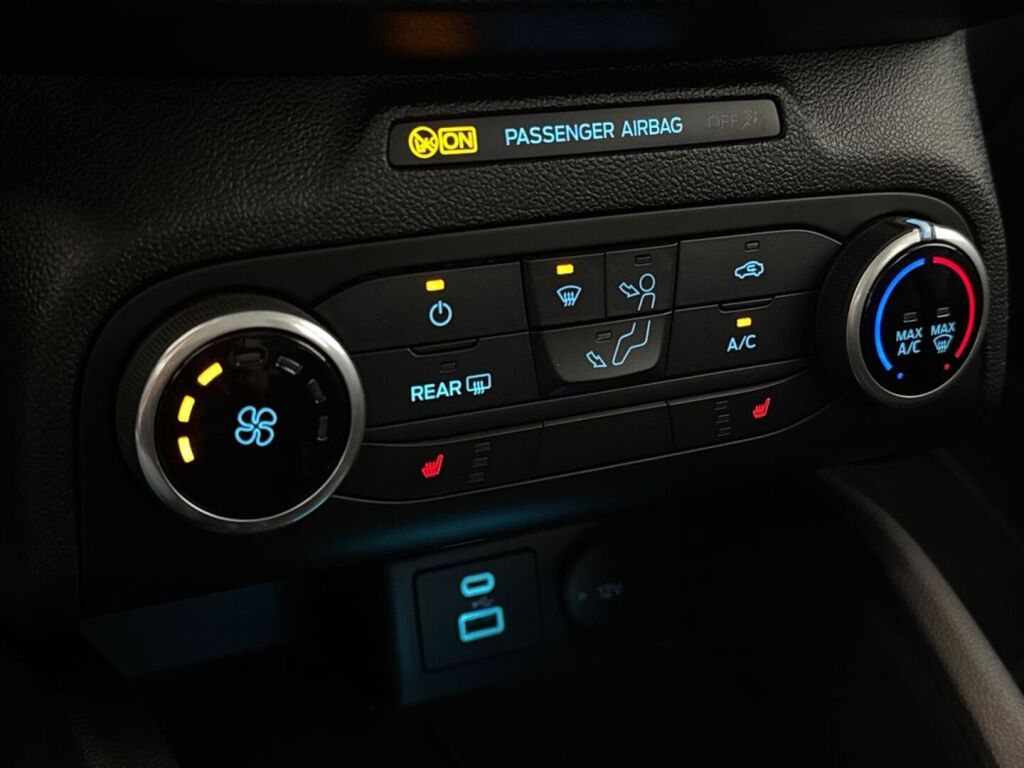 Ford Focus 2022 Punainen