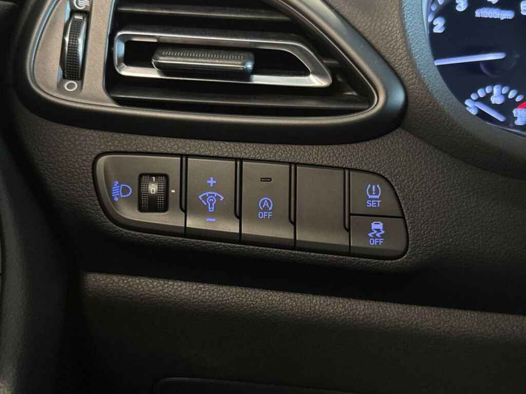 Hyundai i30 Wagon 2022 Punainen
