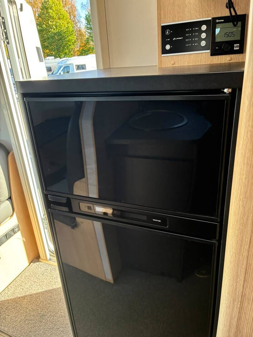 Capron Sunlight T690 2024 Musta