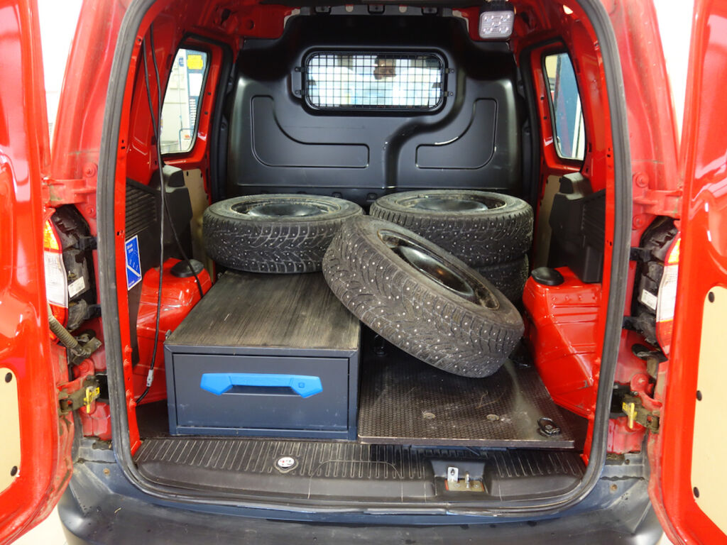 Ford Transit Courier 2022 Punainen