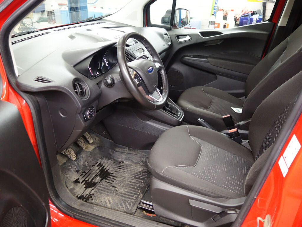 Ford Transit Courier 2022 Punainen