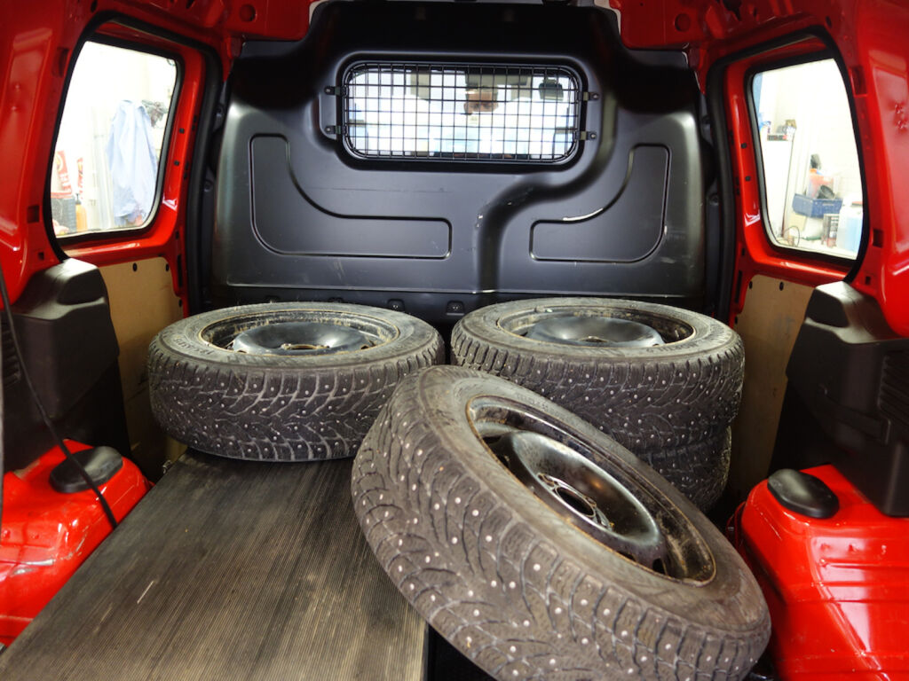 Ford Transit Courier 2022 Punainen