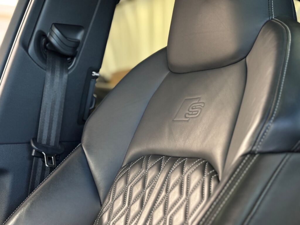 Audi e-tron 2019 Musta