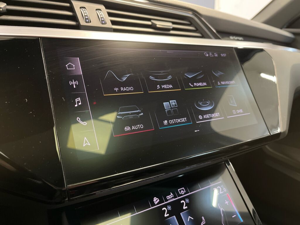 Audi e-tron 2019 Musta