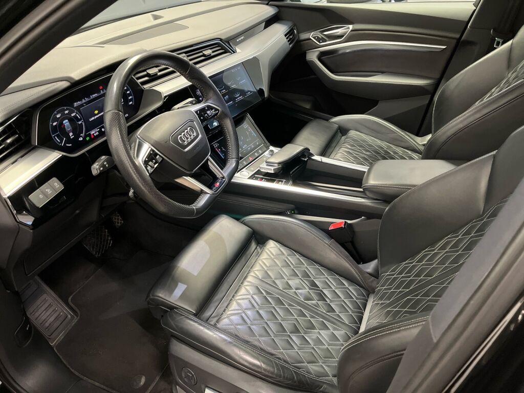 Audi e-tron 2019 Musta