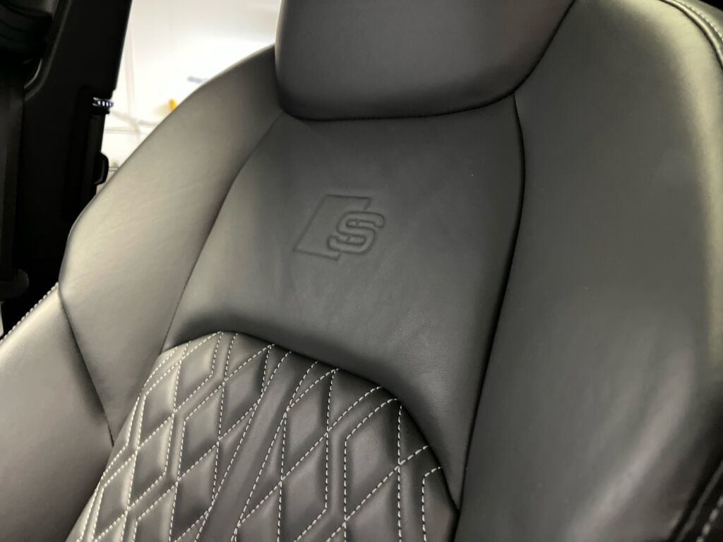 Audi e-tron 2019 Musta