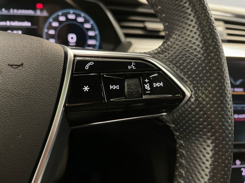 Audi e-tron 2019 Musta