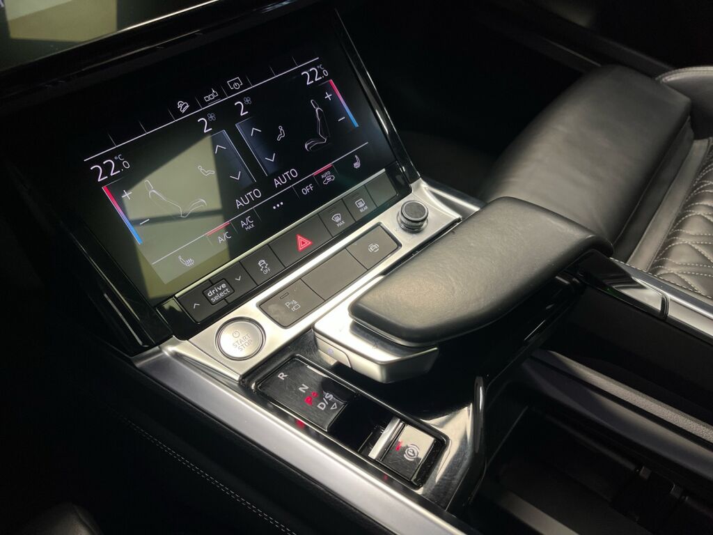 Audi e-tron 2019 Musta