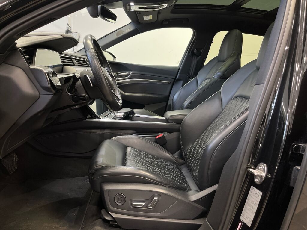 Audi e-tron 2019 Musta