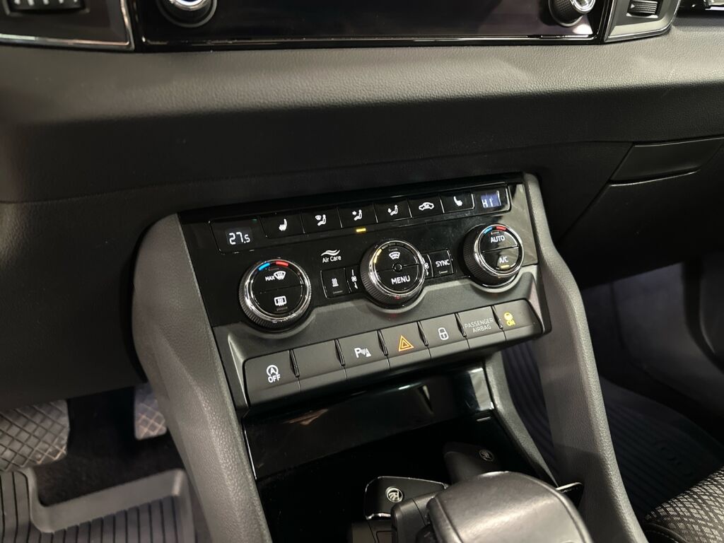 Skoda Karoq 2022 Musta