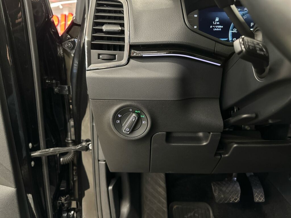 Skoda Karoq 2022 Musta