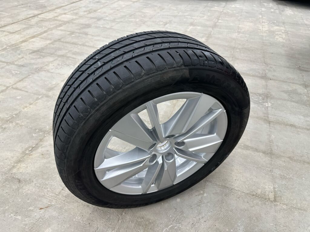 Skoda Karoq 2022 Musta