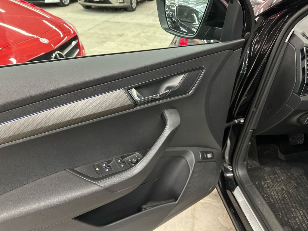 Skoda Karoq 2022 Musta