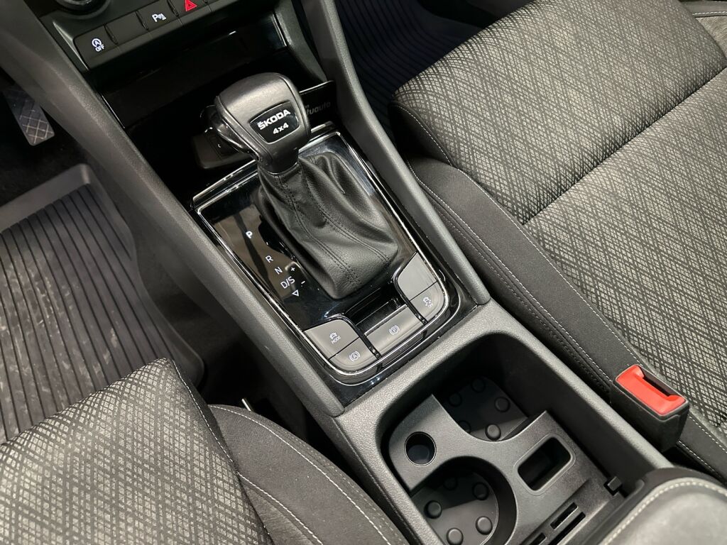 Skoda Karoq 2022 Musta